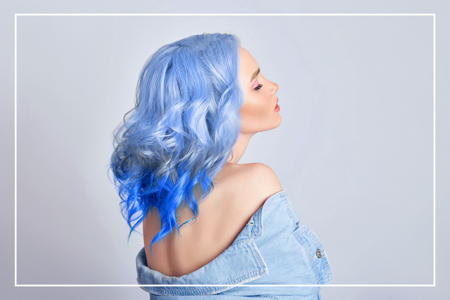 cabelo com mechas azuis