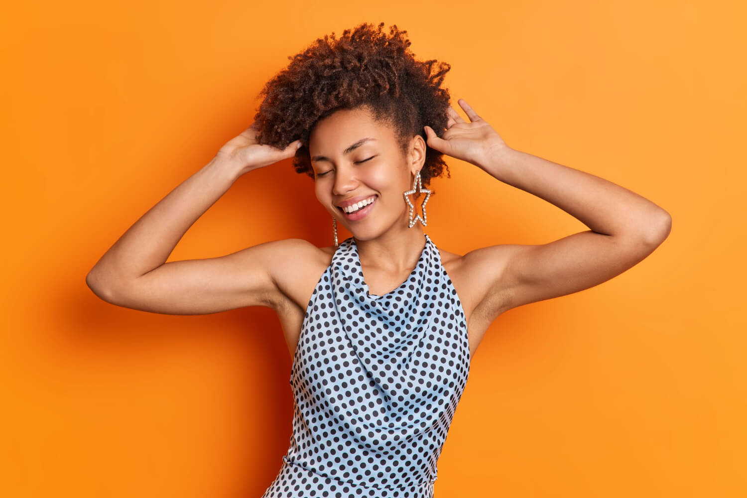 Tendência de Penteado para Cabelo Cacheado 2022. Veja mais de 140